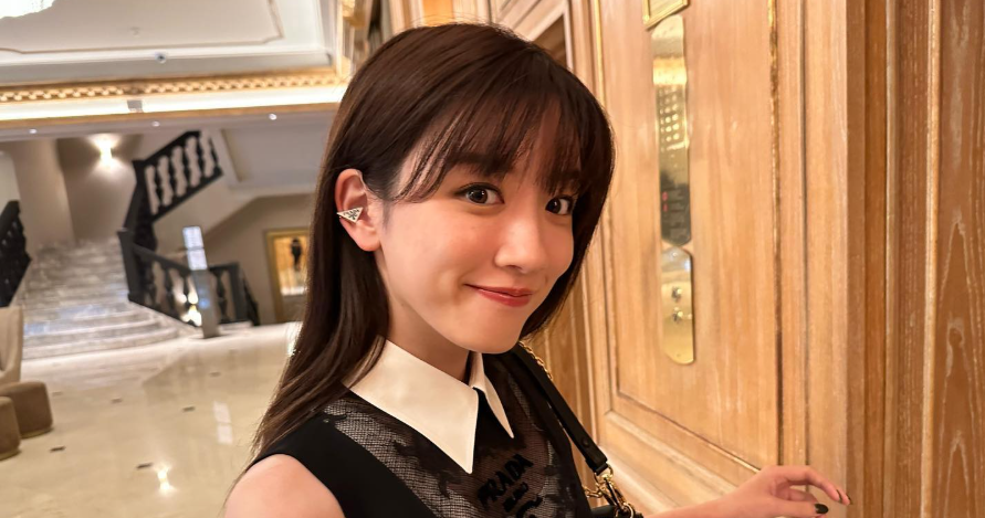 永野芽郁 膝の上に座る